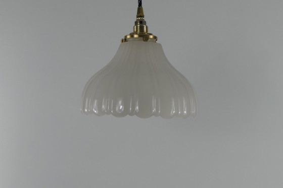 Image 1 of Elegante lámpara de techo Holophane de cristal blanco acanalado con soporte de pantalla de latón