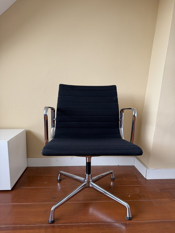 4x Vitra Aluminium Chairs EA 107 – Dining chairs (photo 3 of 15)