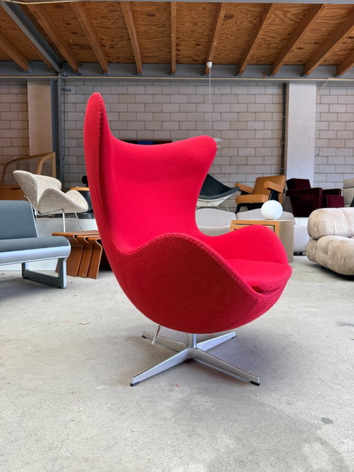 Poltrona Egg di Fritz Hansen, disegnata da Arne Jacobsen (Disponibilità: 2) – fauteuils, Textile, Aluminium