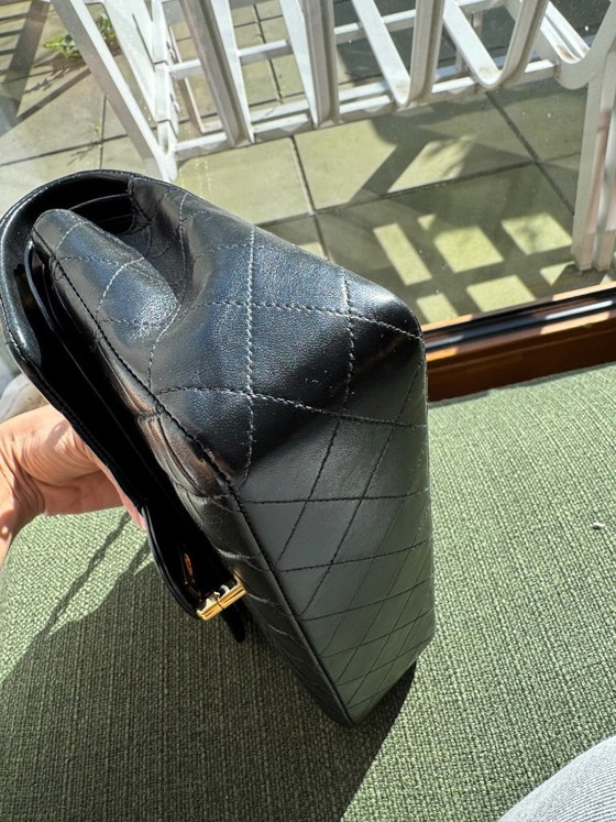 Image 1 of Chanel Medium Classic Flap Bag, 24 Karat vergoldet, schwarz