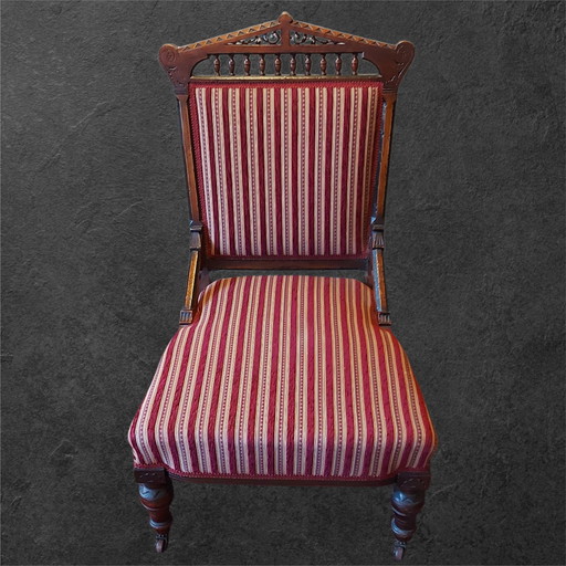 chaise victorienne en noyer sculpté