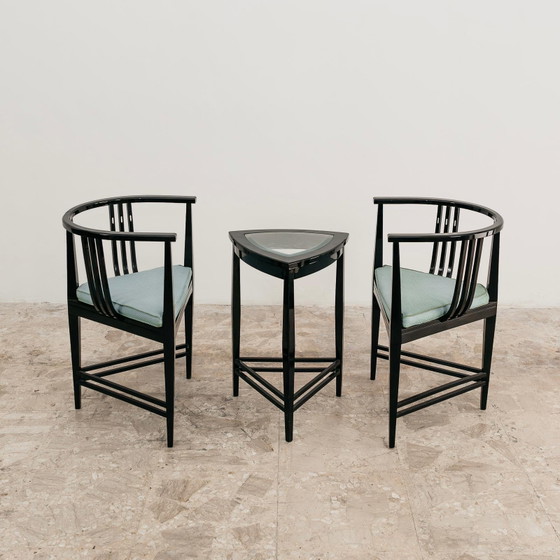 Image 1 of Ernest Archibald Taylor: een paar fauteuils en een driehoekige salontafel, design uit de jaren 80.