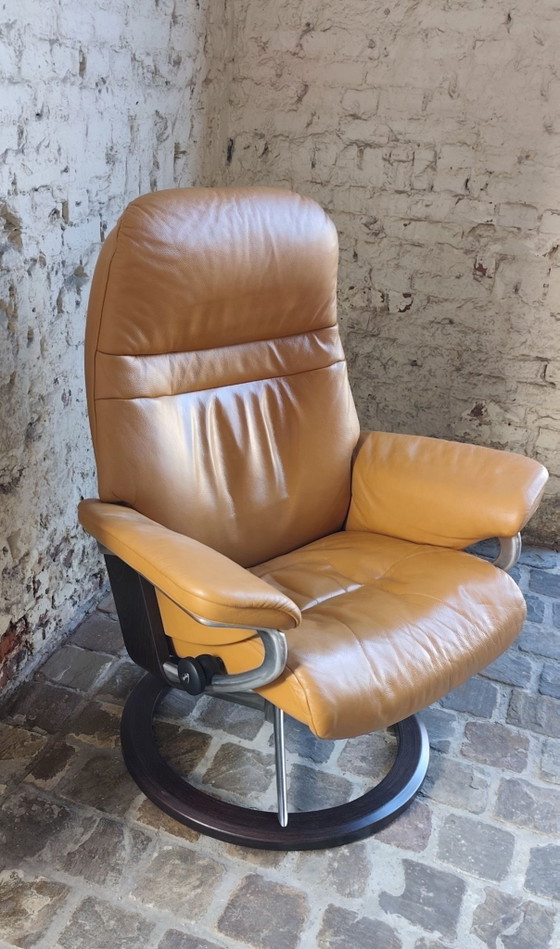 Poltrona relax in pelle Stressless M view Signature + Poggiapiedi Mayfair, Poltrone, Alluminio, Legno, Beige (foto 2 di 10)