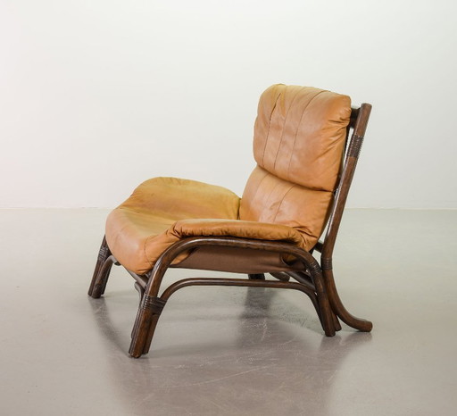 Sillón de estilo brutalista de mediados de siglo, fabricado en madera curvada de bambú con tapicería de cuero color caramelo, dé