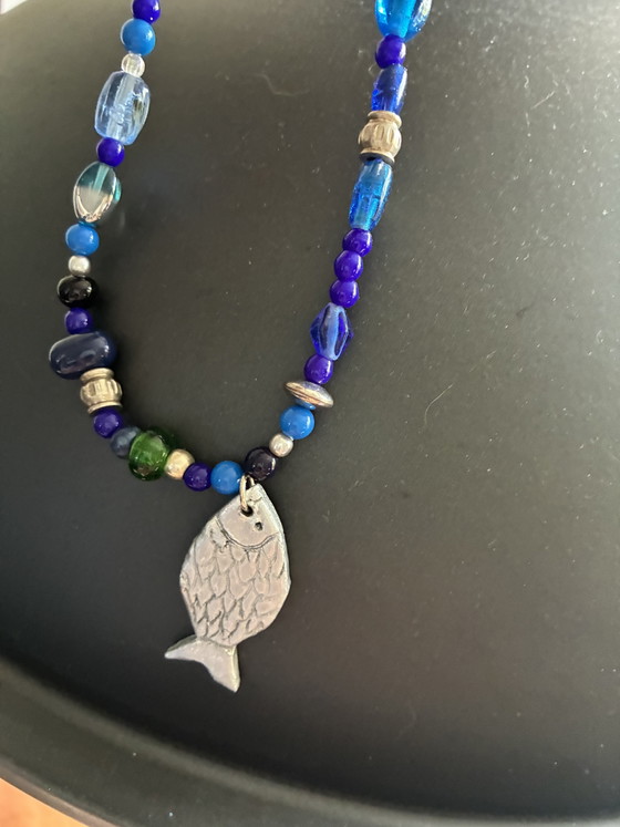 Image 1 of Collier neuf avec perles bleues vintage et pendentif poisson argenté, 40 cm