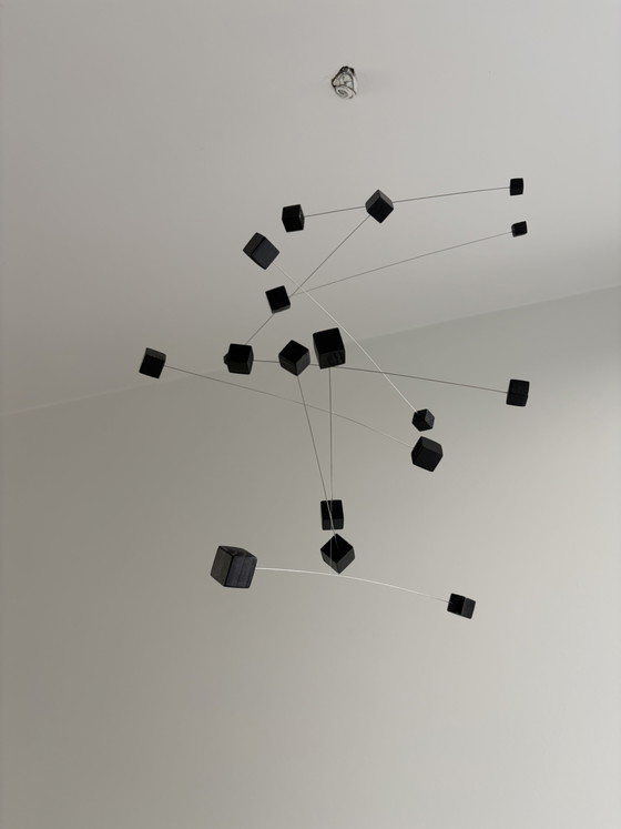 Image 1 of Mobile cinetico artistico – blocchi di legno neri – design moderno – 55 × 50 cm