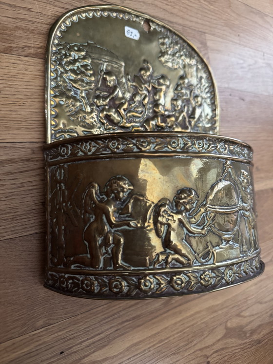 Image 1 of Antieke messing / koperen borstelhouder met barok reliëf (putti / engeltjes)