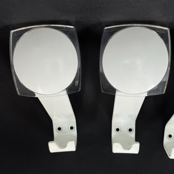 Set of 4 vintage wall hooks – Space Age design, white metal & transparent acrylic – Coat racks, Plexiglass (photo 7 of 17)