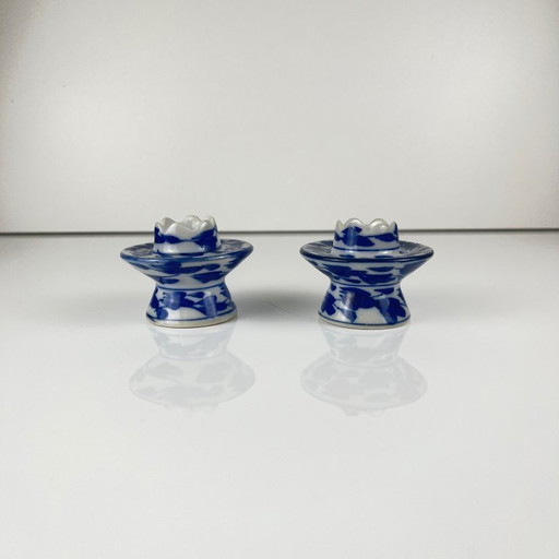 Set di 2 candelieri in porcellana blu e bianca, XX secolo.