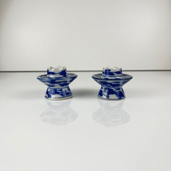 Image 1 of Set di 2 candelieri in porcellana blu e bianca, XX secolo.