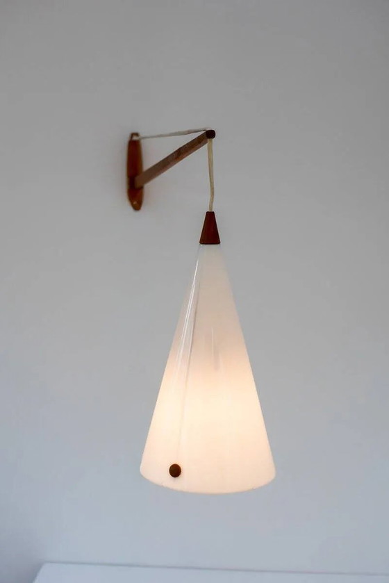 Image 1 of Applique murale suédoise en teck, style milieu du siècle, conçue par Uno et Östen Kristiansson pour Luxus, années 1960