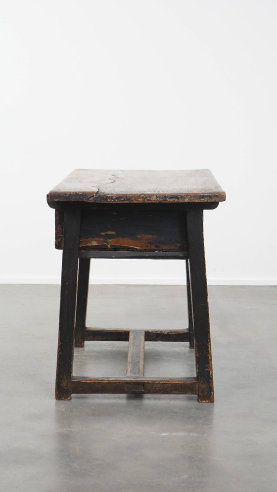 Image 1 of Mesa auxiliar española antigua de finales del siglo XVIII con cajón.