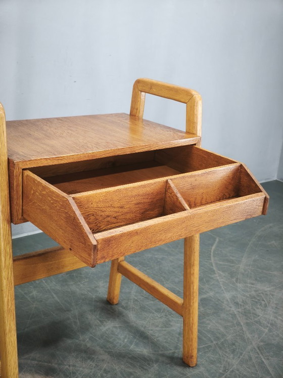 Image 1 of Table d'appoint en chêne tchèque des années 1960 avec tiroir de rangement intégré