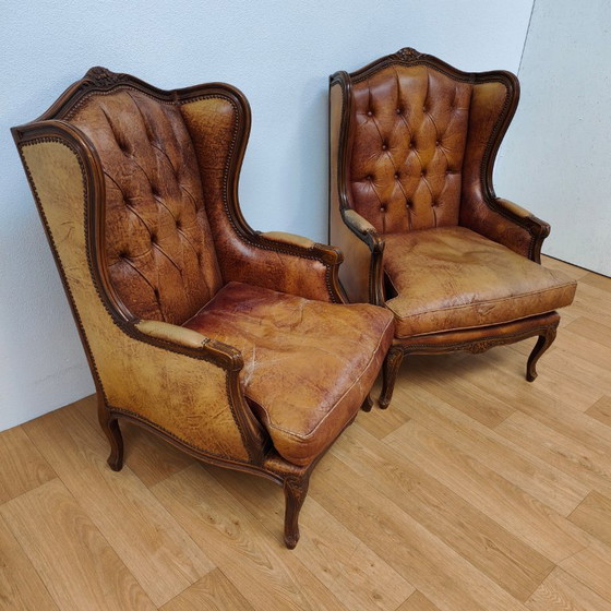 Image 1 of Set di poltrone vintage antiche con braccioli a forma di ala, in stile Queen Anne. Rivestite in pelle di pecora.