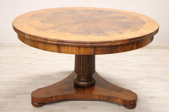 Image 1 of Antique Round Table in Walnut, Italy Early 19th century