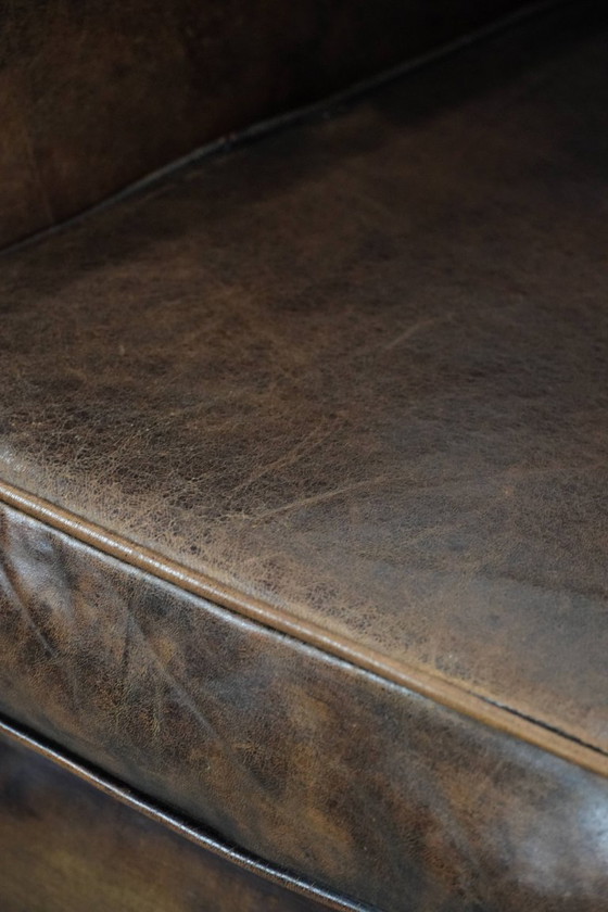 Image 1 of Poltrona dal design elegante e senza tempo realizzata in pelle di pecora con splendidi colori intensi