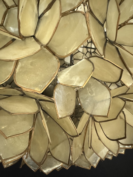 Image 1 of grande lampadario vintage composto da fiori in madreperla