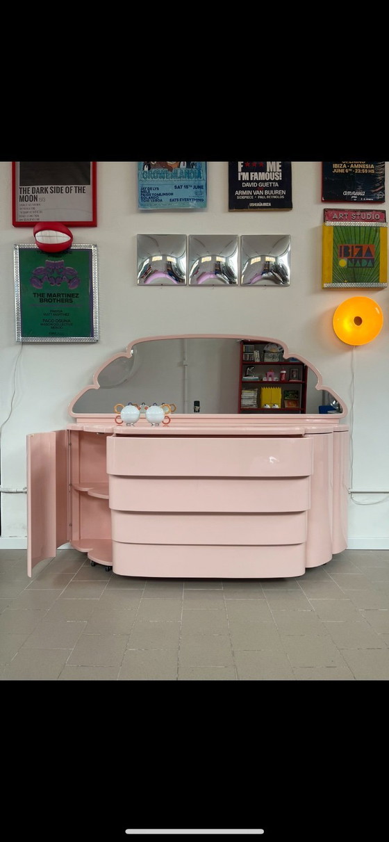 Image 1 of Lichtroze gelakte ladekast