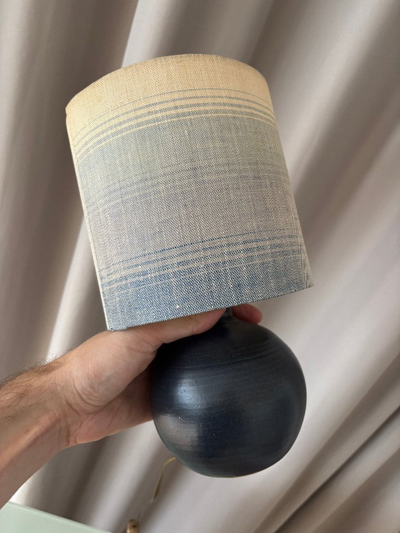 Lampe de table vintage en faïence d'atelier, style milieu du XXe siècle – Signée JM – Grès bleu – Abat-jour (photo 7 of 13)