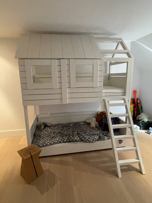 Letto a forma di casa sull'albero