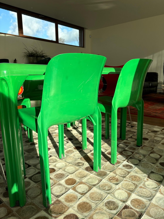 Image 1 of Eetset Stadio 120 van Vico Magistretti voor Artemide – Tafel + 6 stoelen (felgroen)