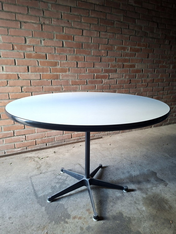 Eames Tisch 650 – Herman Miller, Tische, Plastic, Aluminium (photo 4 of 13)