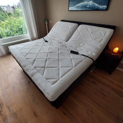 Comfortabel elektrisch verstelbaar Swiss Sense bed (190x200) met Aeromax-topper