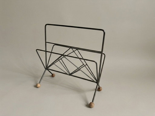Mooi vintage metalen tijdschriftenrek op bolle houten pootjes 