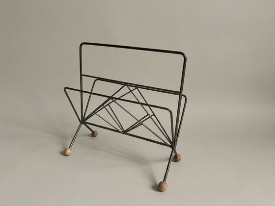Image 1 of Mooi vintage metalen tijdschriftenrek op bolle houten pootjes 