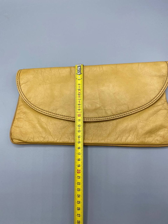 Honingkleurige clutch van echt leer met afgeronde klep en drukknoopsluiting, jaren 1980-1990 (photo 5 of 5)