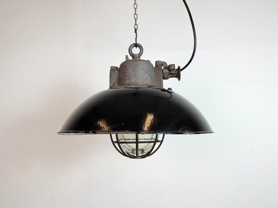Image 1 of Lampada a sospensione industriale a gabbia in ghisa e smalto nero, anni '60