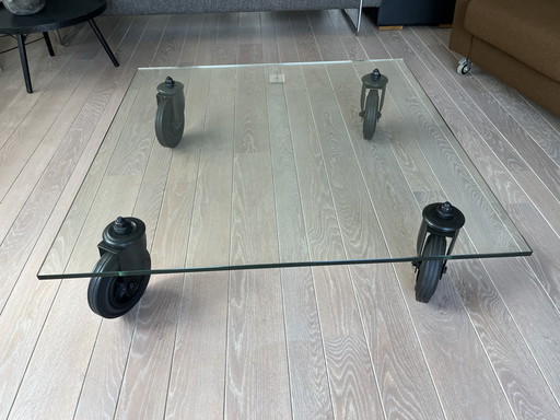Table basse en verre Fontana Arte sur roulettes