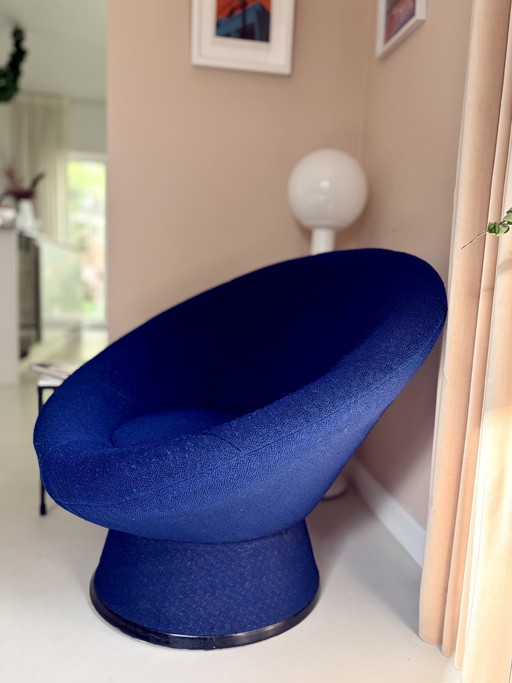 Drehbarer Blumenstuhl im Weltraumzeitalter