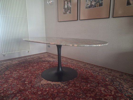 Image 1 of Tulip table 'Arkana' from the 1960s with an oval mint-green top in Salomé marble.