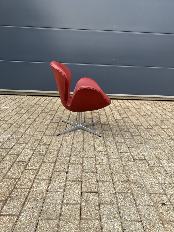 Image 1 of Silla Fritz Hansen Swan en cuero rojo indio, ¡¡¡NUEVA!!!