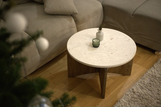 Image 1 of Couchtisch rotunda Crema Perla aus Naturstein und Massivholz Eiche