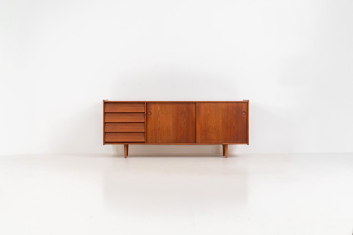 Aparador de teca de Nils Jonsson para Hugo Troeds (Suecia, años 50).