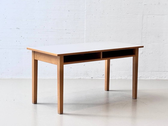 Image 1 of Bureau/werktafel van massief hout met laminaatblad, jaren 50.