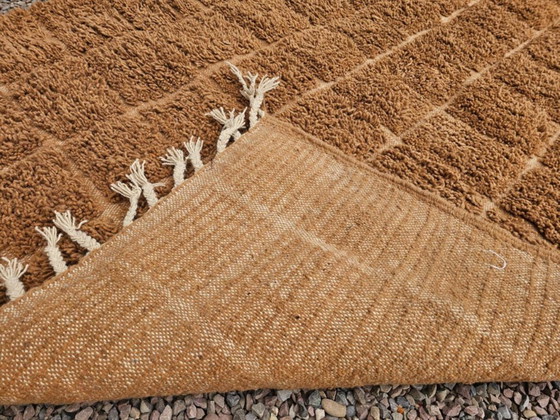 Image 1 of Alfombra de lana marrón de 250 cm x 150 cm.