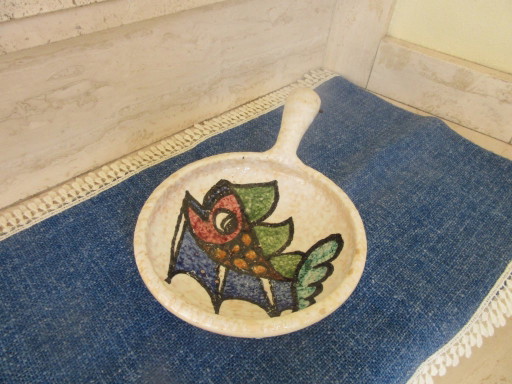 Piccola casseruola in ceramica con decorazione a forma di pesce, ceramica artigianale, realizzata a mano, rif. 110726