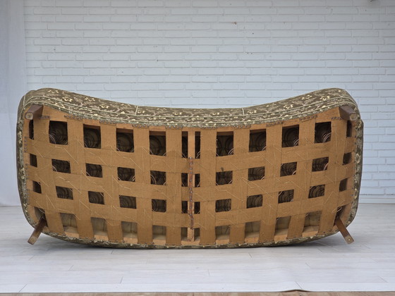 Image 1 of Divano danese a 3 posti curvo degli anni '60, velluto verde da arredamento, gambe in legno di faggio.