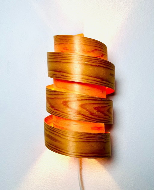 Lampada da parete a spirale in legno di pino impiallacciato, di designer sconosciuto, Svezia, anni '70