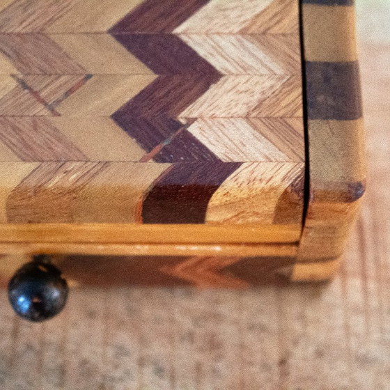 Image 1 of Scatola vintage in legno con intarsio a spina di pesce