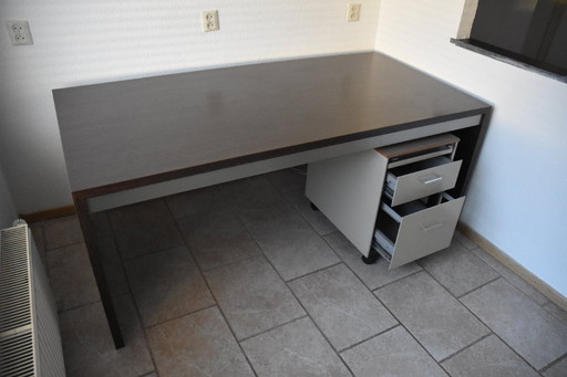 Scrivania/tavolo robusto in legno e metallo