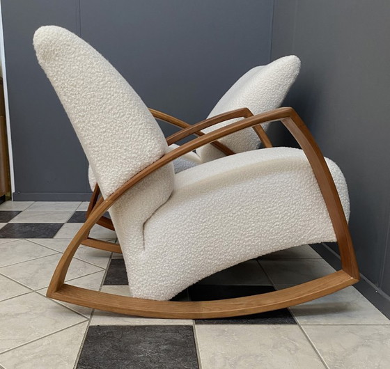 Image 1 of Deux grands fauteuils à bascule très confortables, retapissés en bouclette blanche.