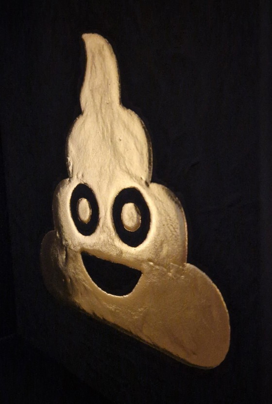 Image 1 of Opera d'arte con emoticon di merda in oro 23 carati, incorniciata e dorata, edizione limitata