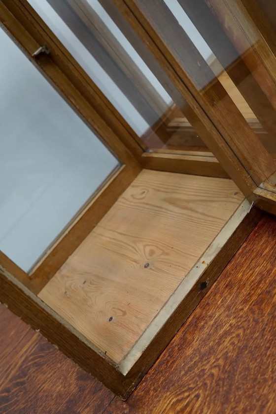 Image 1 of Pareja de vitrinas holandesas de madera de pino con imitación de roble, principios del siglo XX