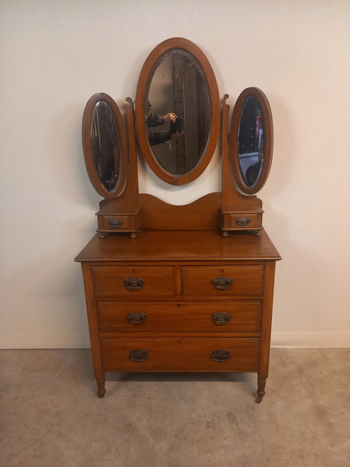 Toletta con specchi tagliati.