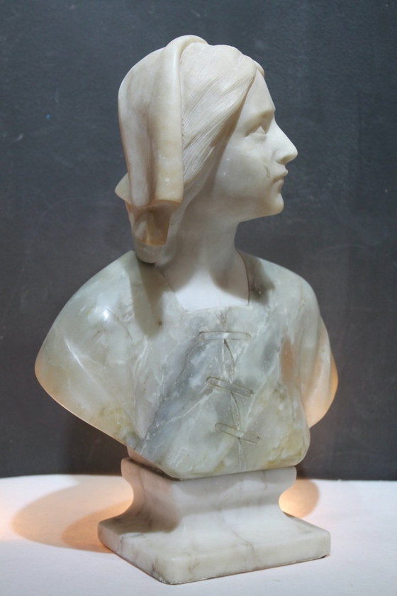 Image 1 of Büste aus Marmor/Alabaster, signiert Bessie