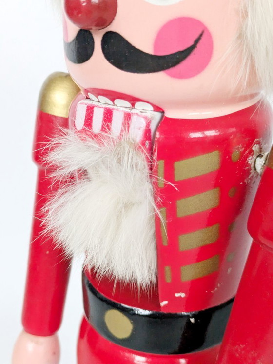 Image 1 of Statuetta tedesca vintage dello Schiaccianoci | Decorazione natalizia in legno fatta a mano